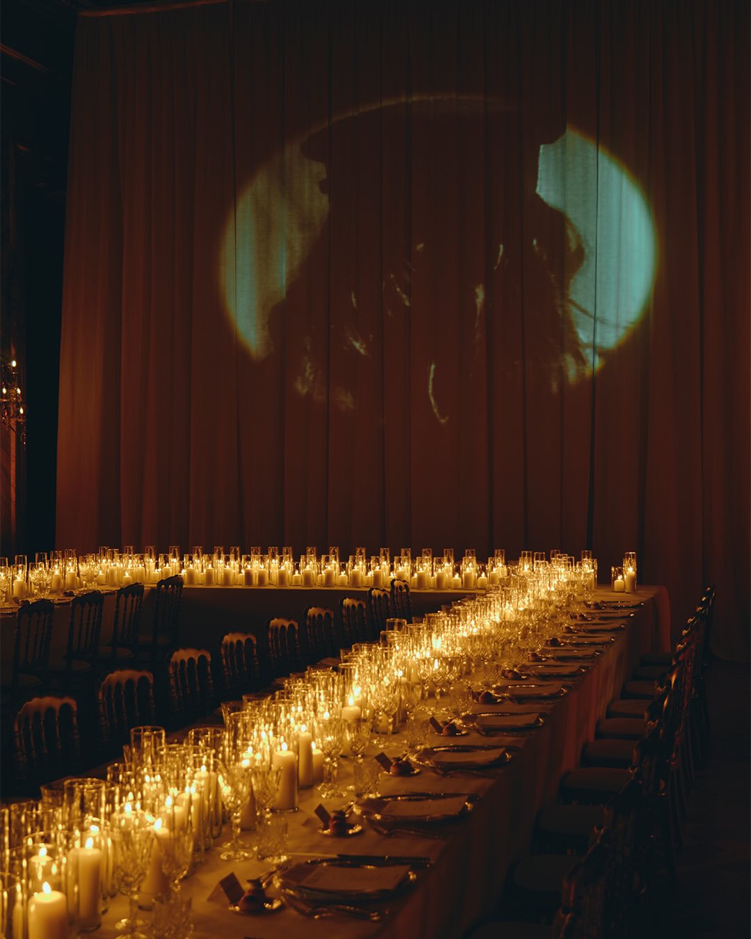 Sala storica illuminata a candele per cena evento Dondup a Roma